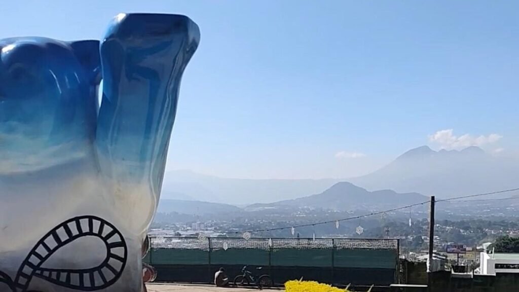 Plaza-Berlin-Avenida-Las-Americas-by-Jose-Aguirre-Jaguar-Negro-Travel