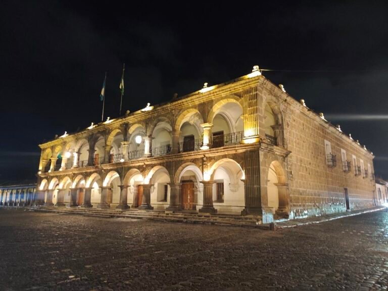 Ayuntamiento-de-Antigua-Guatemala-de-Noche-Foto-Jose-Aguirre-by-Jaguar-Negro-Travel